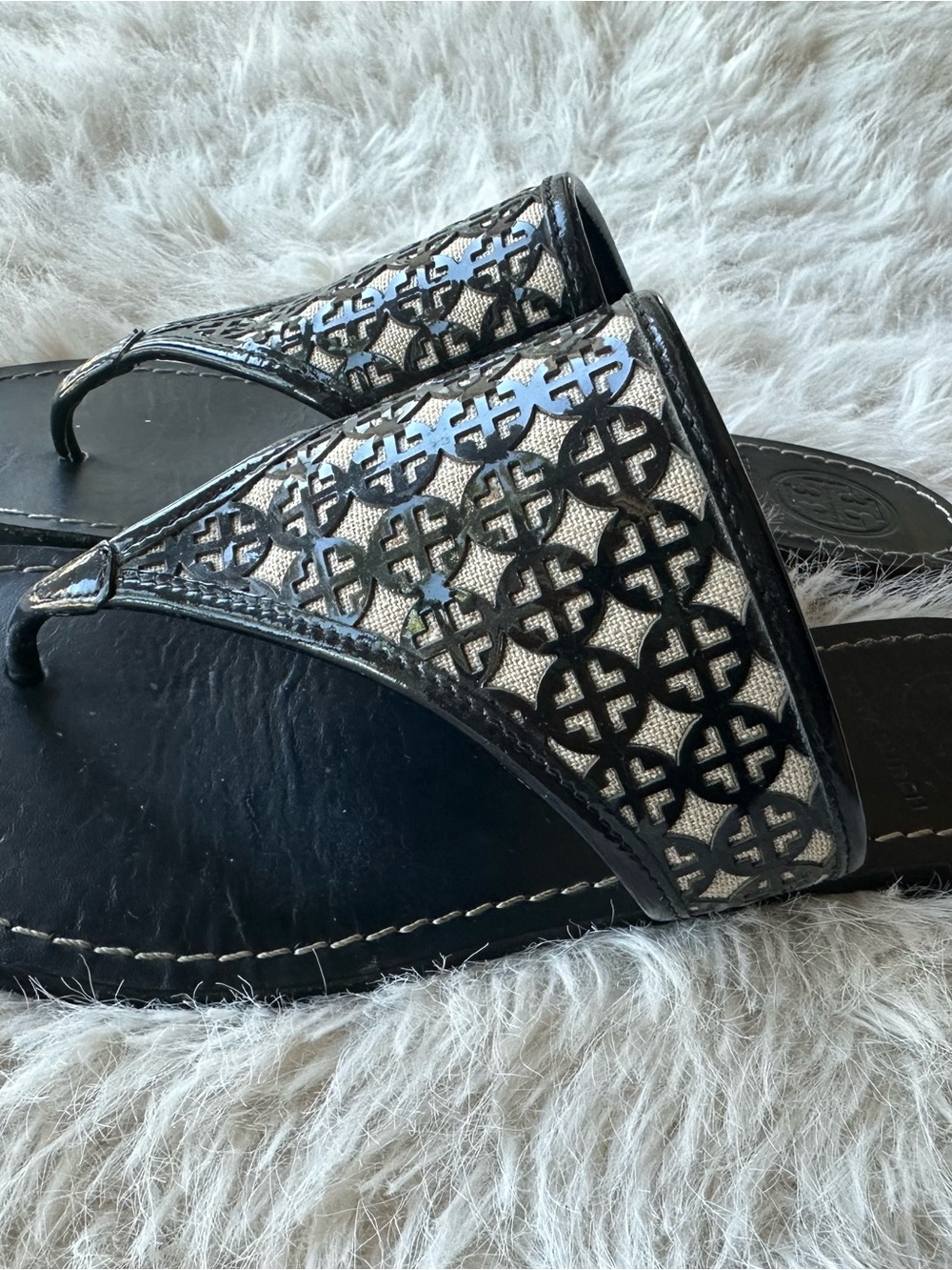 Tory Burch Black leather Sandals with Logo Cutouts beige background 8 - Picture 3 of 11